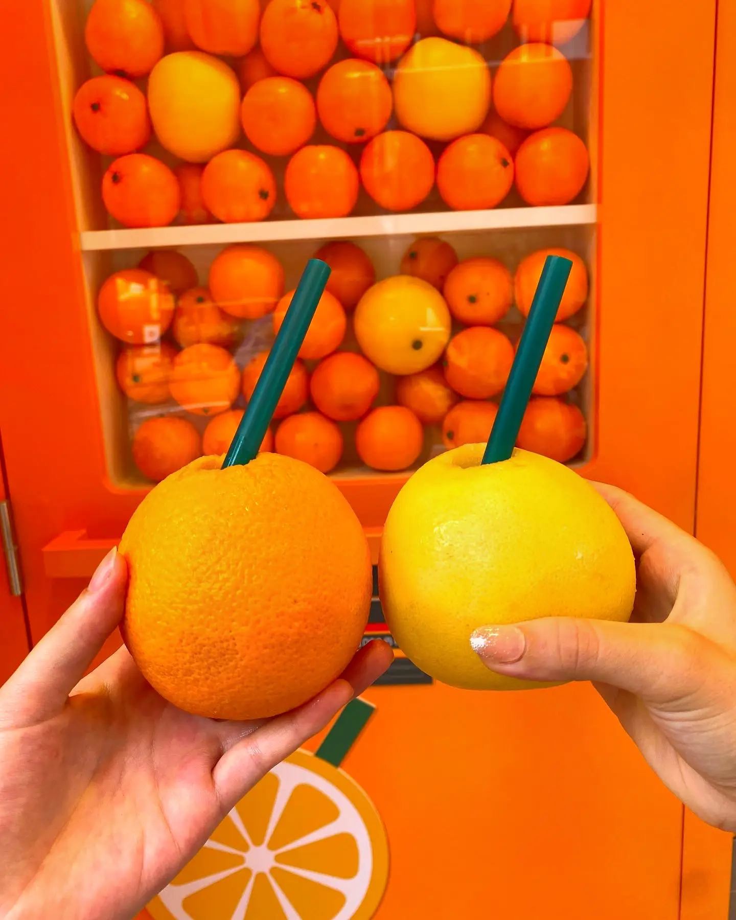 オレンジの自販機が目印🍊】生搾りジュース専門店 | いづみんが投稿