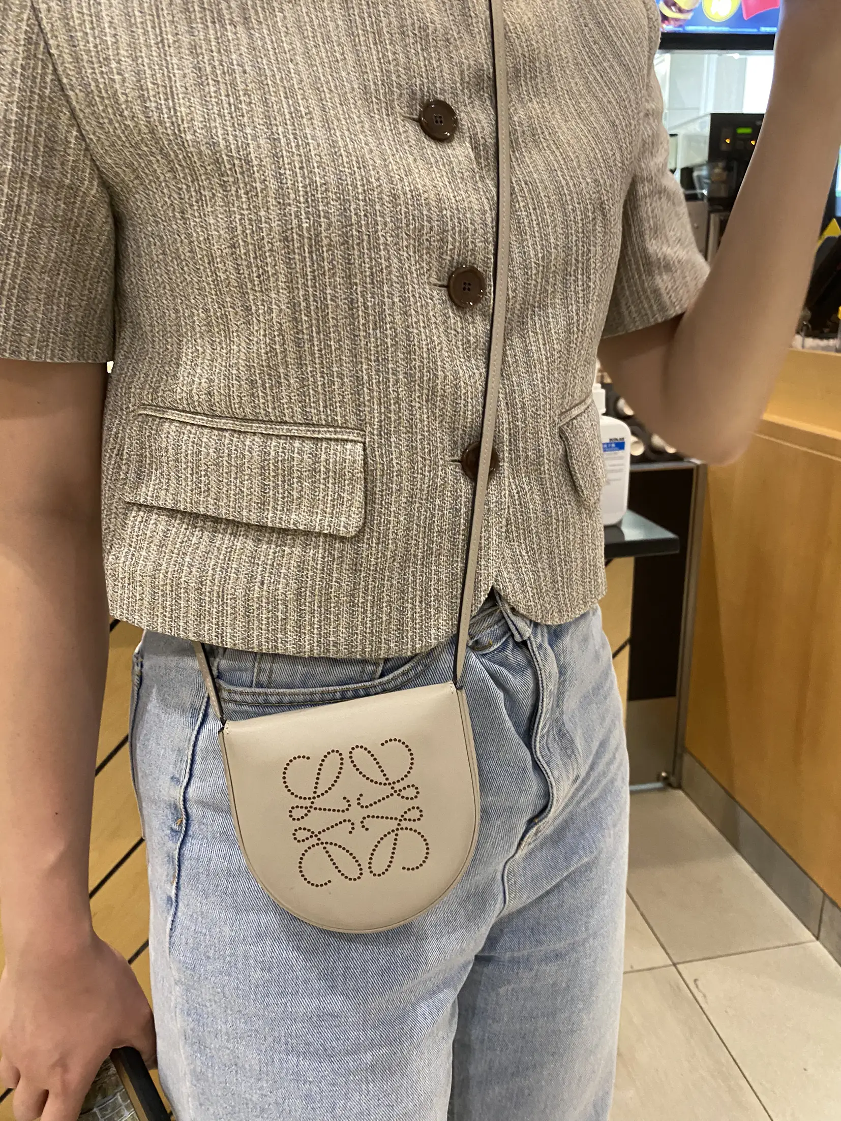 7万円台で買えるLOEWE ポーチショルダーバッグ🤎 | SAKIが投稿したフォトブック | Lemon8