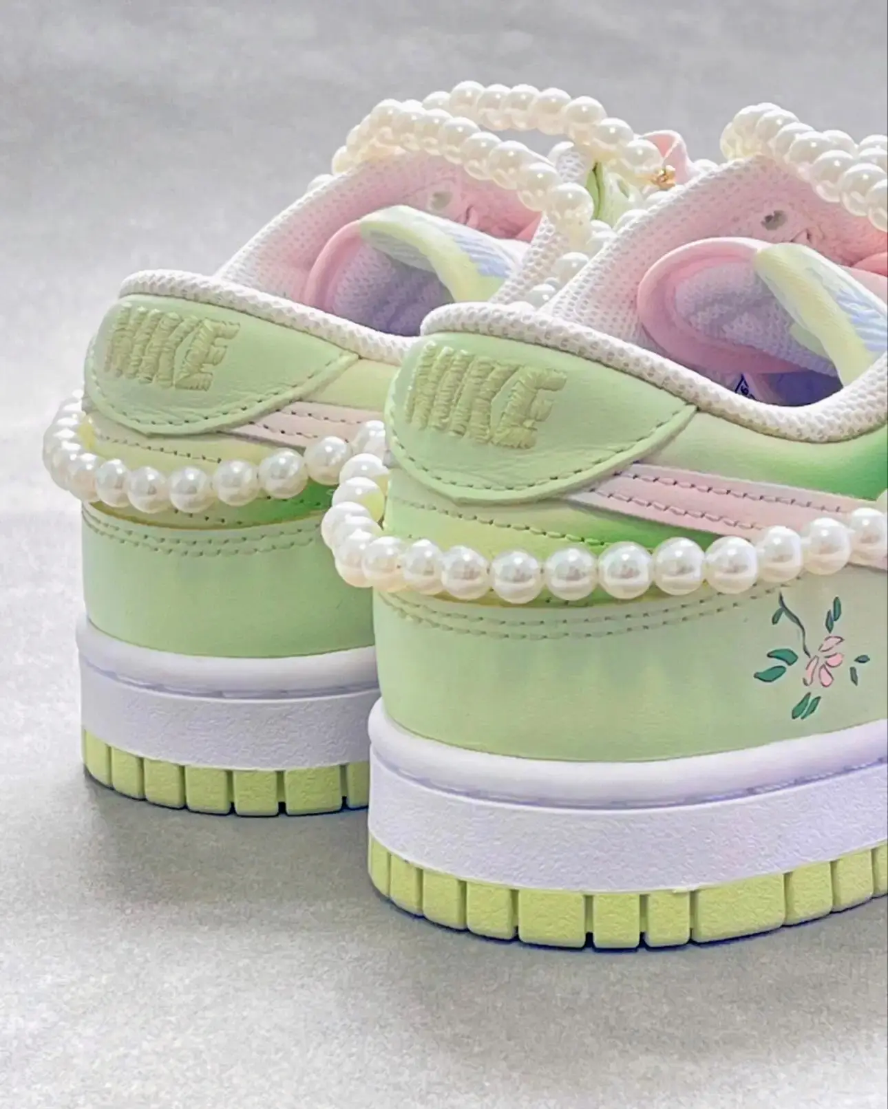 ?真珠ネックレスのNIKEシューズ！ グリーンパウダーの組み合わせが 