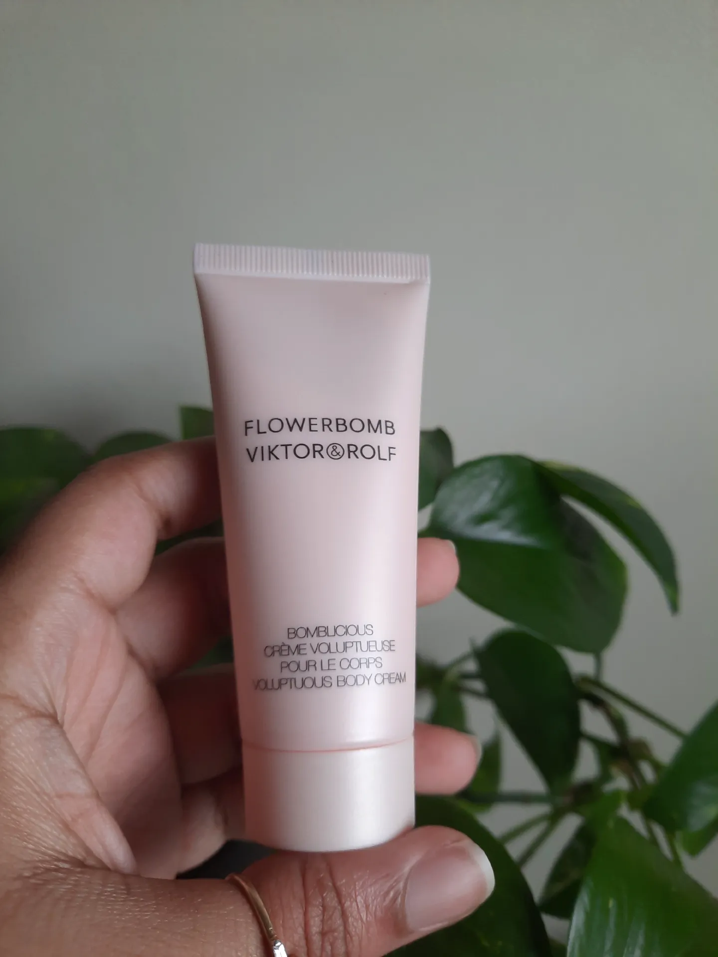 Viktor & rolf online flowerbomb voluptuous body cream