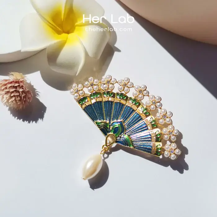 I'm addicted to this pearl fan brooch pin! | Gallery posted by Her