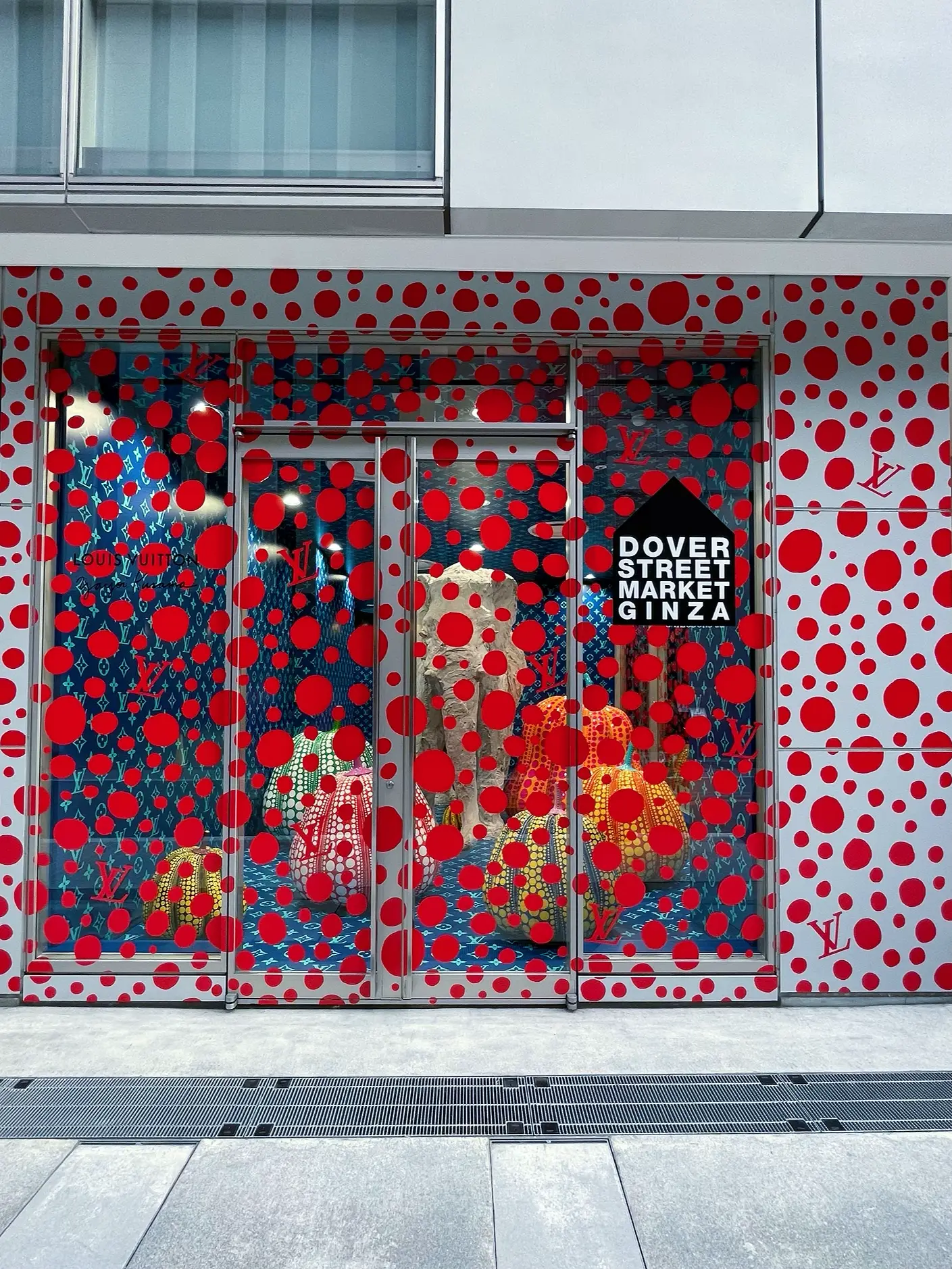 Louis Vuitton - A life size statue of Yayoi Kusama in the windows  celebrating the new collection at the Louis Vuitton Fifth Avenue Maison in New  York City. © Louis Vuitton