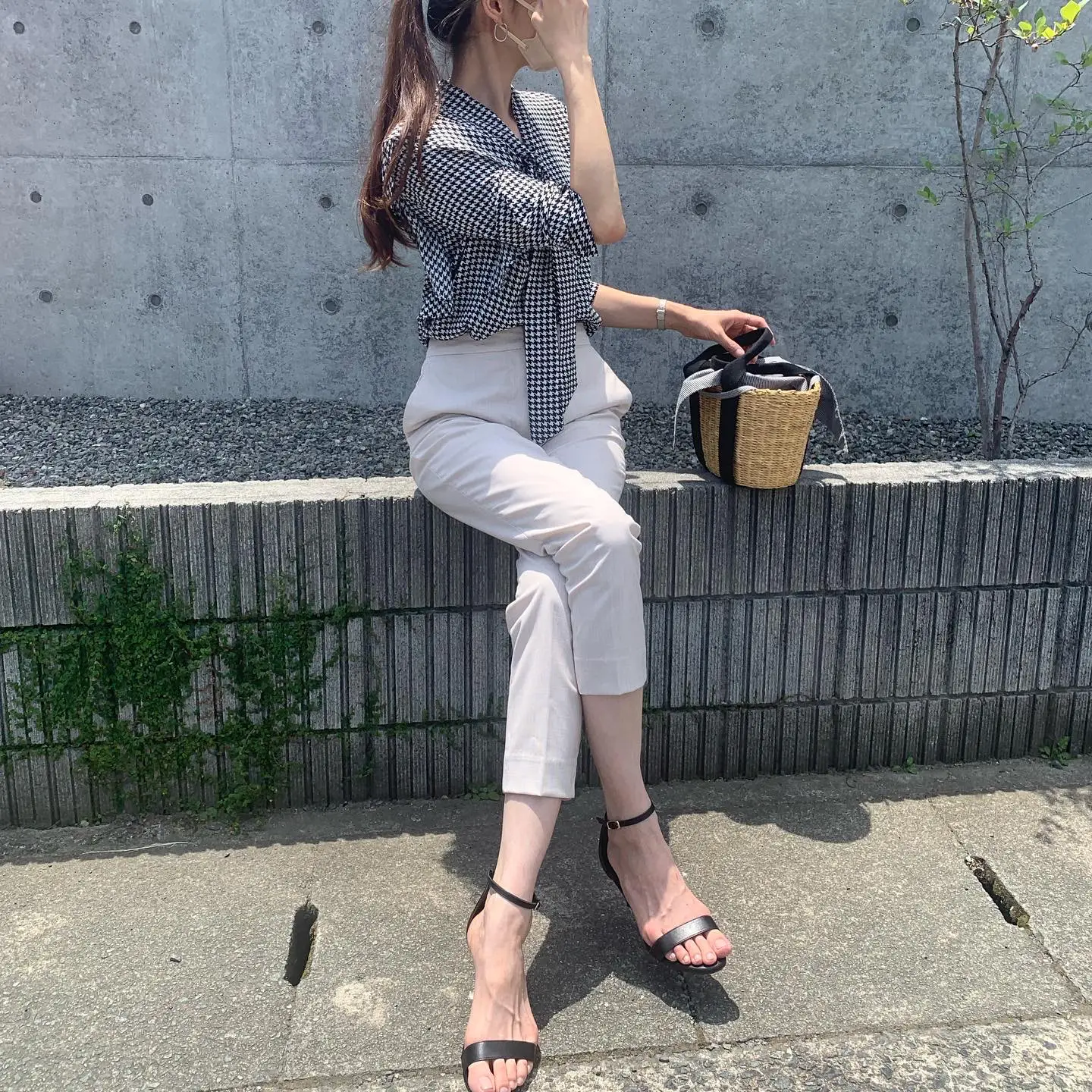 春夏に着る千鳥柄ラッフルボウタイブラウス🖤 | 3SAHOが投稿したフォト  