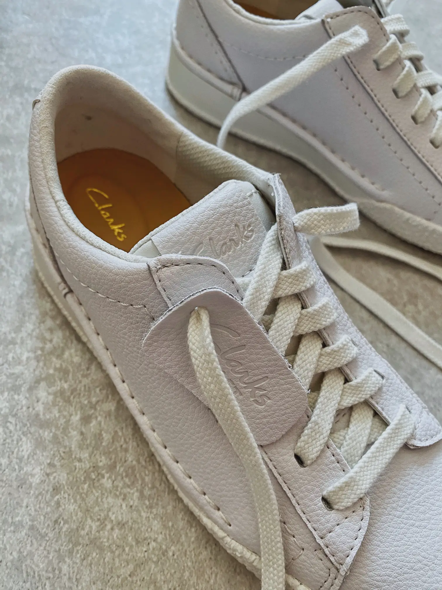 Clarks 】 White leather sneakers that adults want to wear