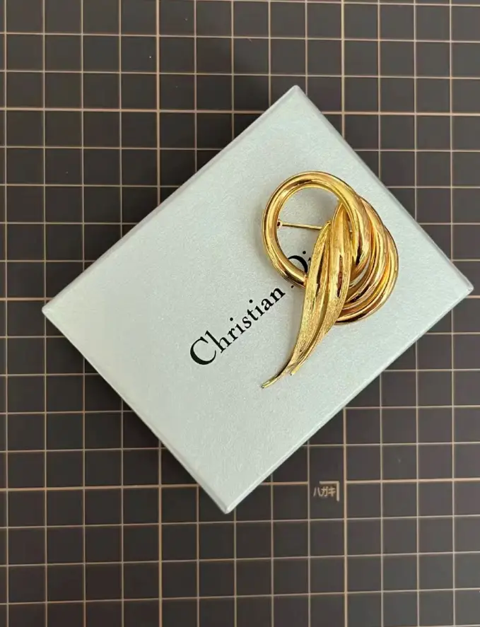 ディオール（Dior）のヴィンテージ中古品、1970年代のCDリボンブローチ 