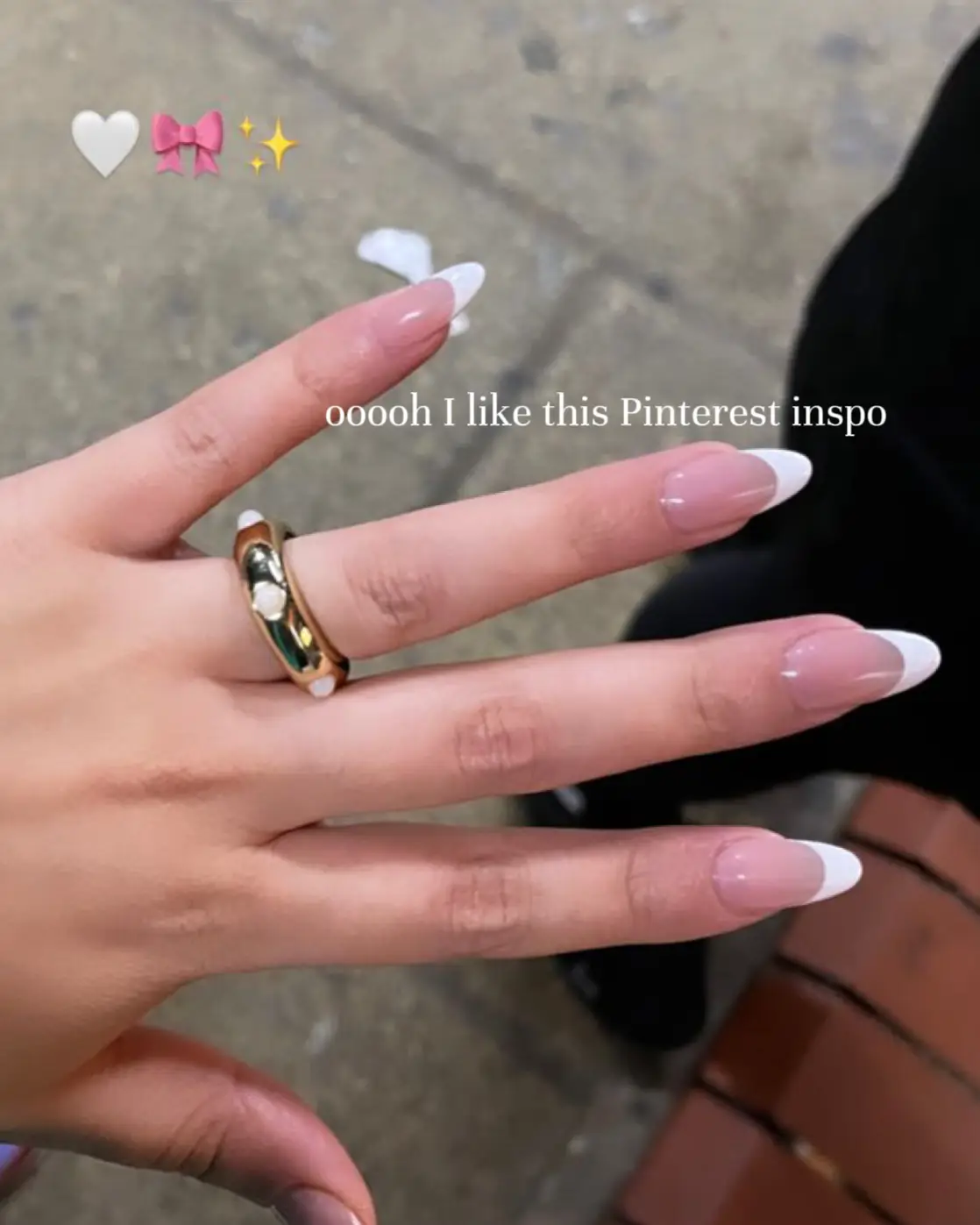 Hanna's Nails - Soft White Powder with Gold Flakes
