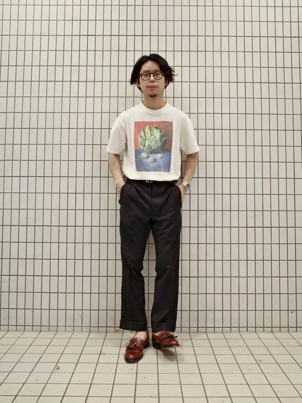 今熱い古着のTシャツ「アートT」×スラックス×ローファー | 森田幸裕が投稿したフォトブック | Lemon8