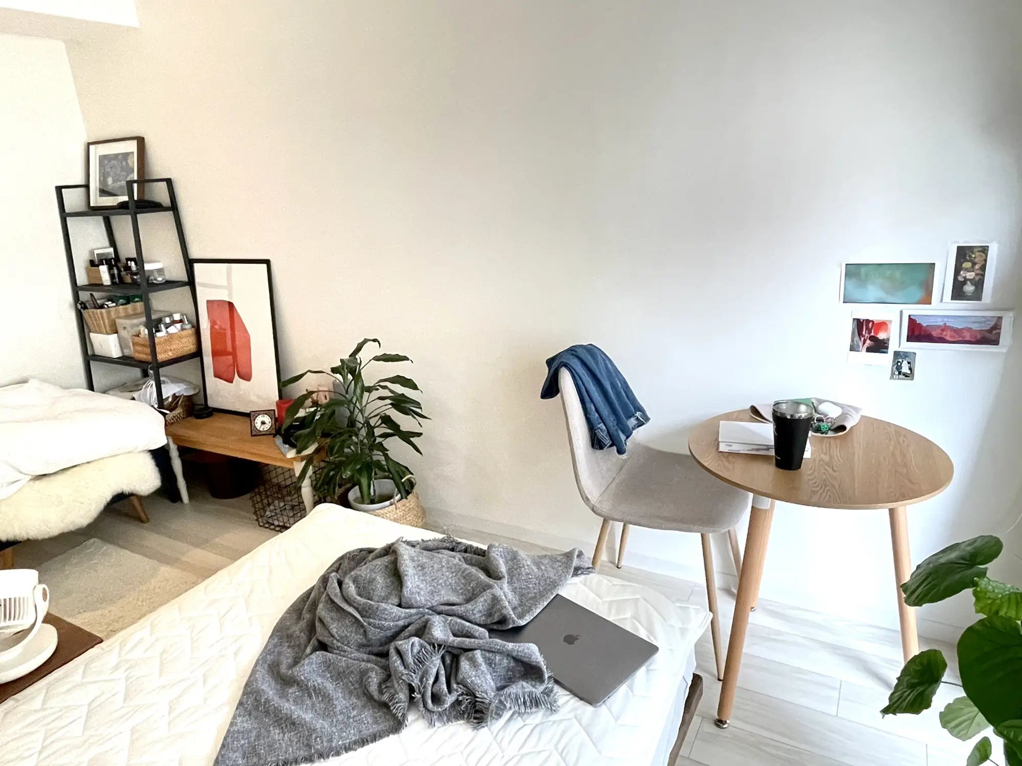 シンプルな部屋にアートを   | あず🌱1Kインテリアが投稿したフォト