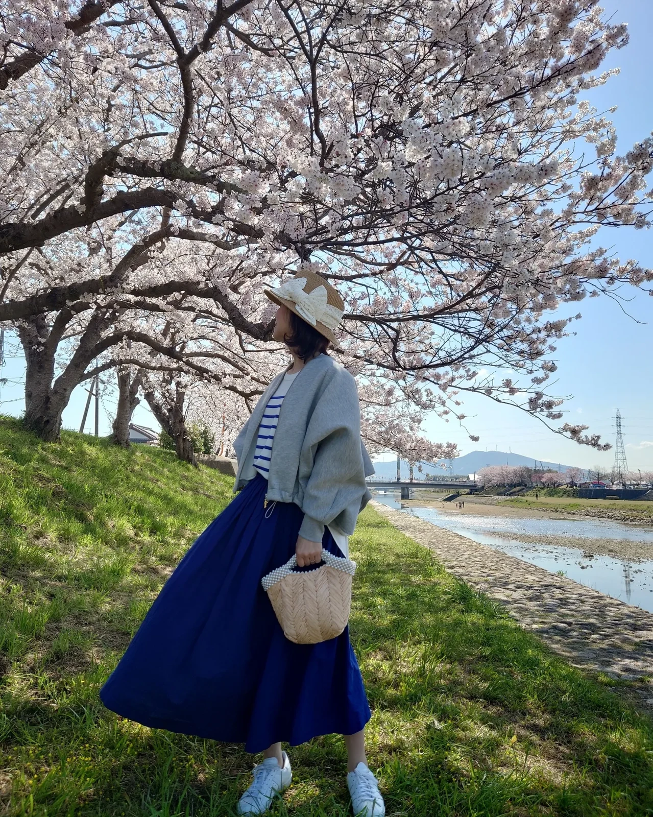 桜ピンクにロイヤルブルーが映えるコーデ👗🌸 | hinahimeが投稿した ...