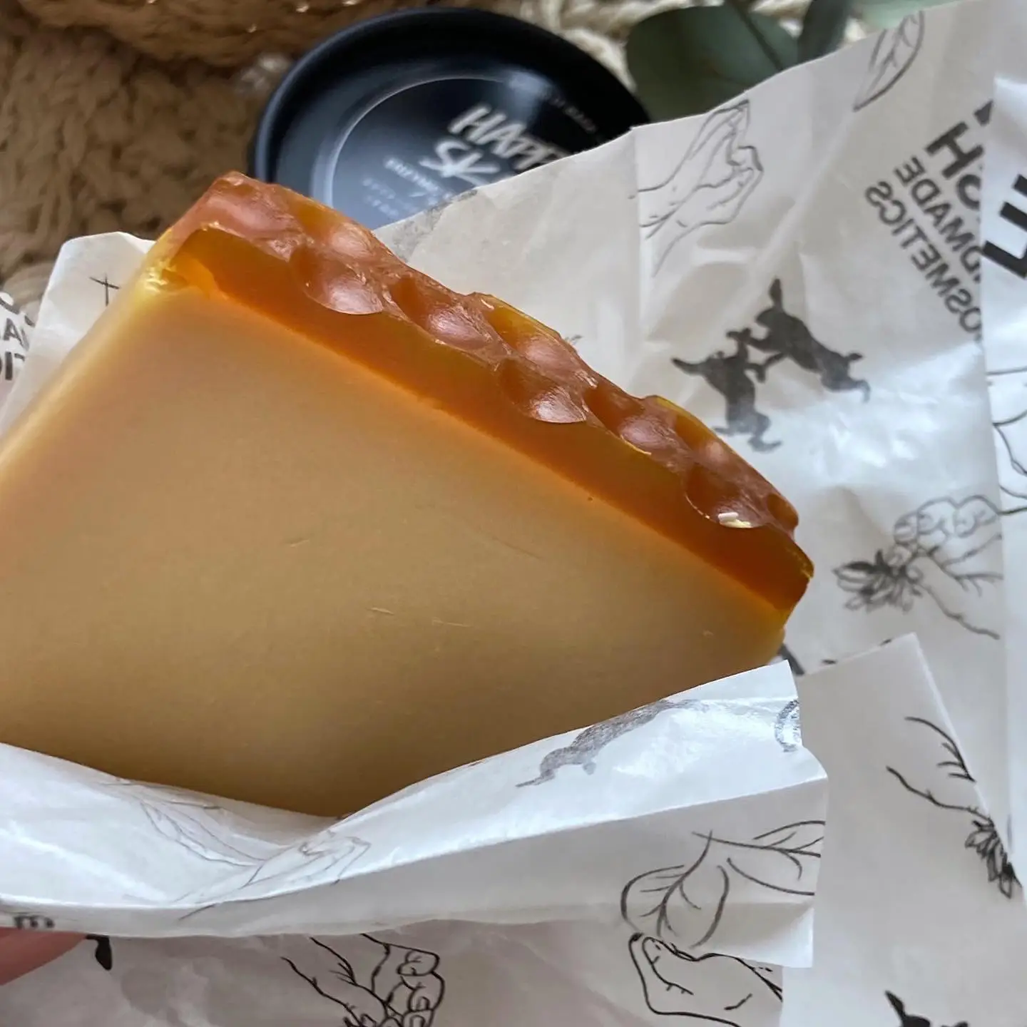 lush ショップ 石鹸 オレンジ色