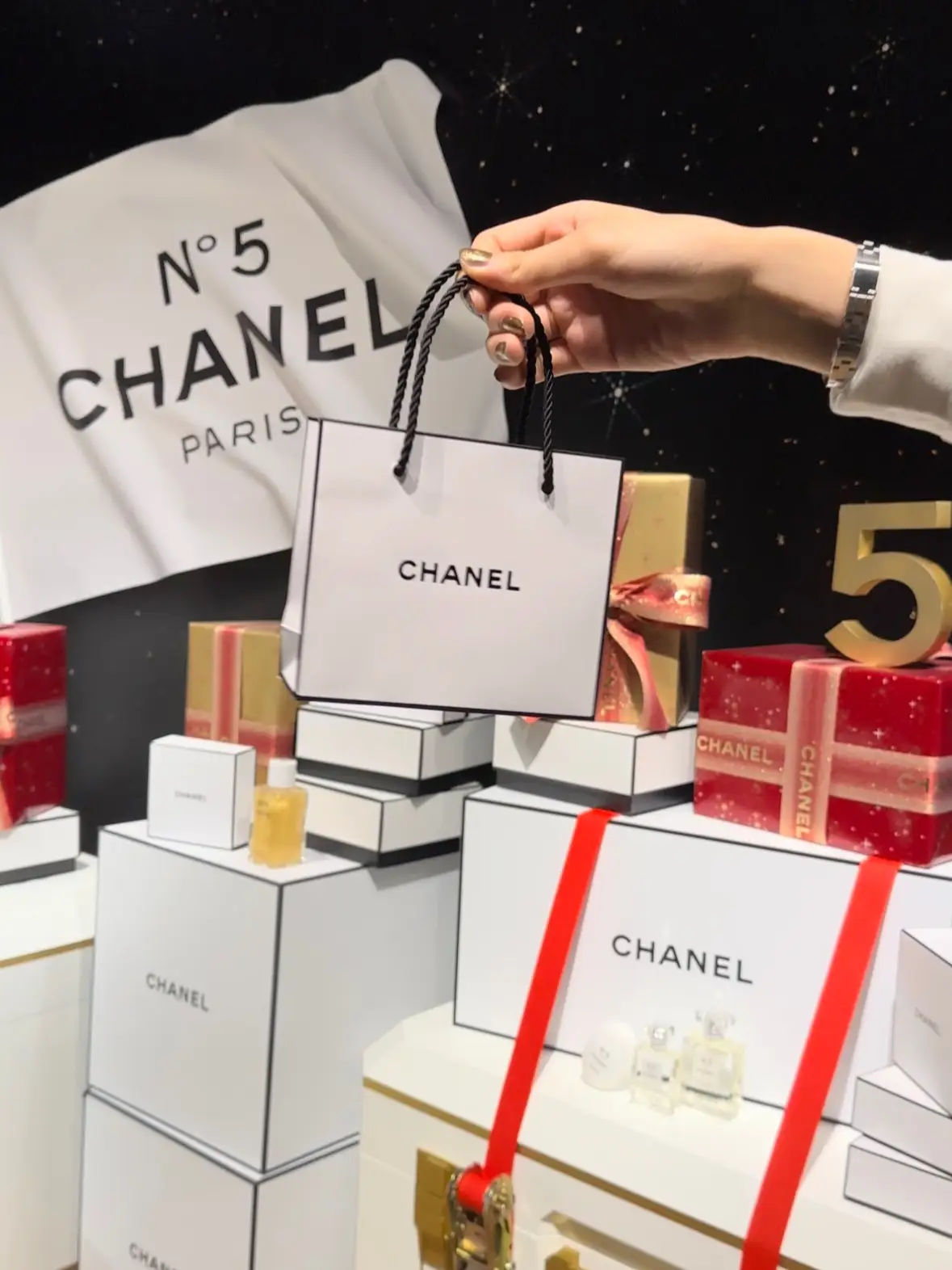 Space travel with free CHANEL cosmetics, Video published by まいまい