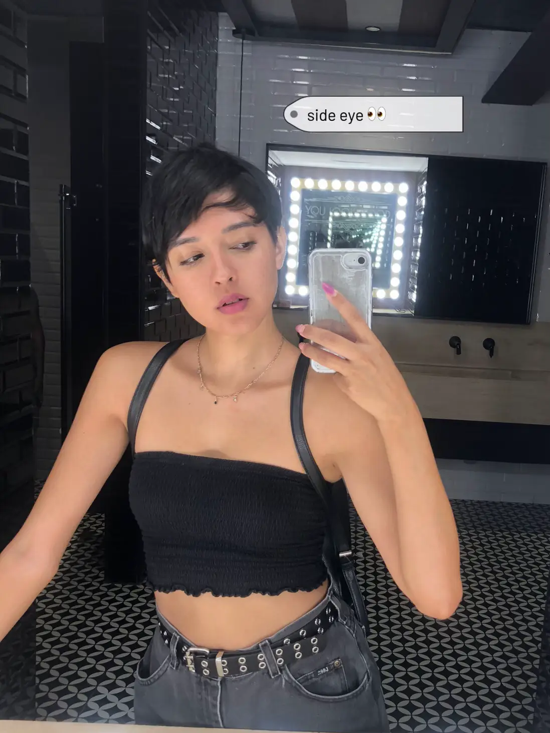 selfie, selfie idea, pose, black tank top