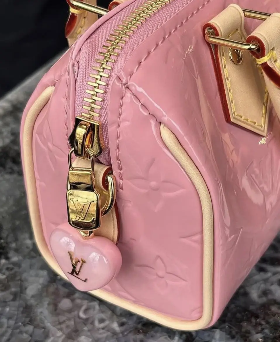 What's in my bag, Louis Vuitton Nano Speedy (Valentine's Day Edition)