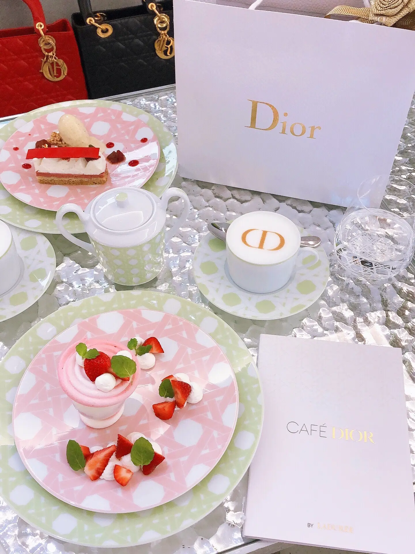 dior cafe | Rが投稿したフォトブック | Lemon8