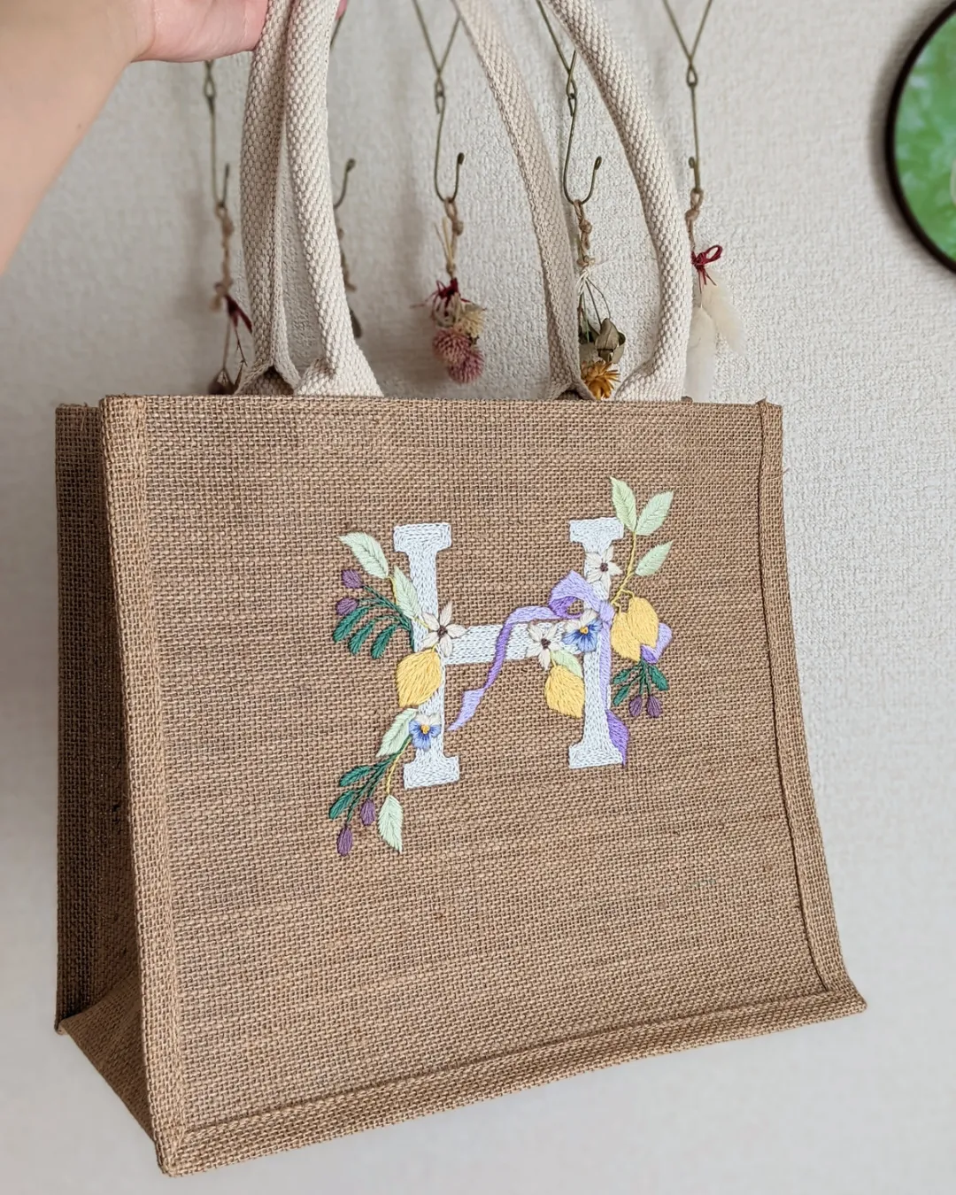 無印良品のジュートバッグに 刺繍してみた  💗 | ビオラ刺繍作家