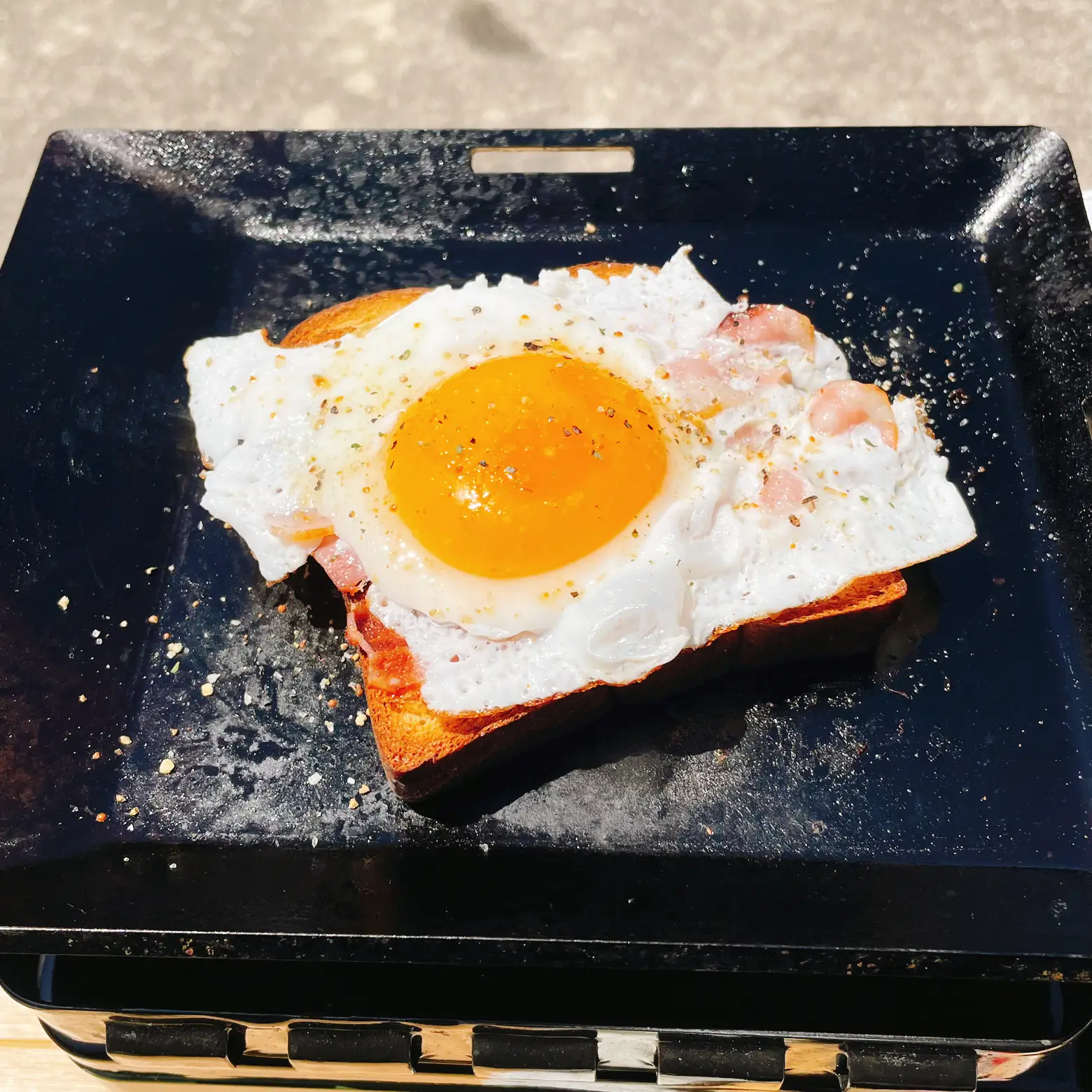 大きめ鉄板で時短⏳ベーコンエッグトースト🍞 | hako_tabiが投稿した