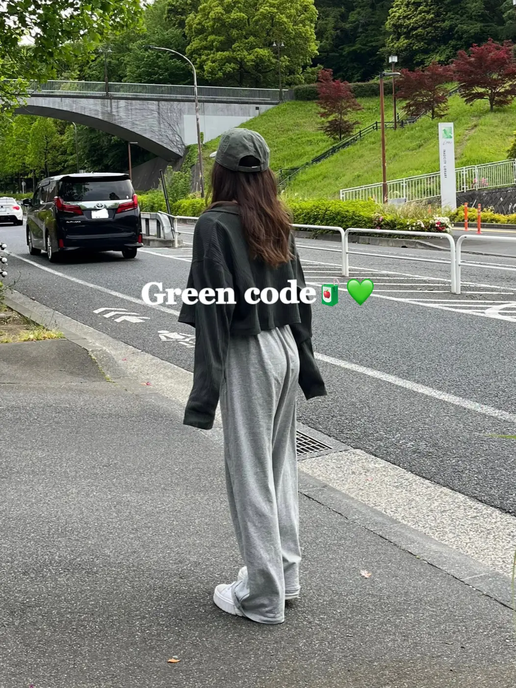 スウェットパンツコーデ  💚 | unaが投稿したフォトブック | Lemon8