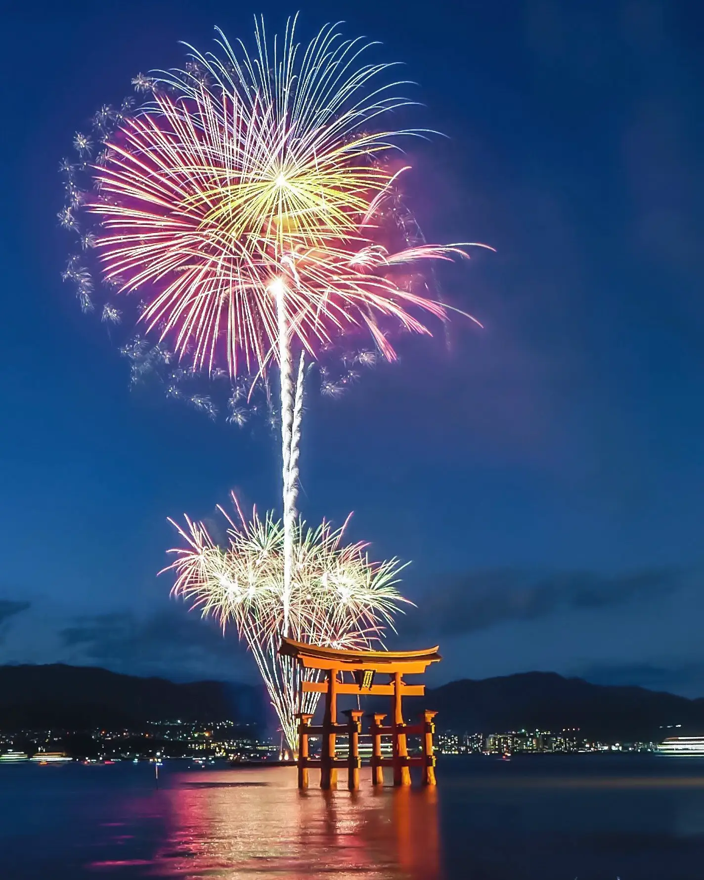 期間限定（2023年1月14日,21日,28日）】宮島冬の打ち上げ花火 | bird_癒しと幻想の絶景旅が投稿したフォトブック | Lemon8