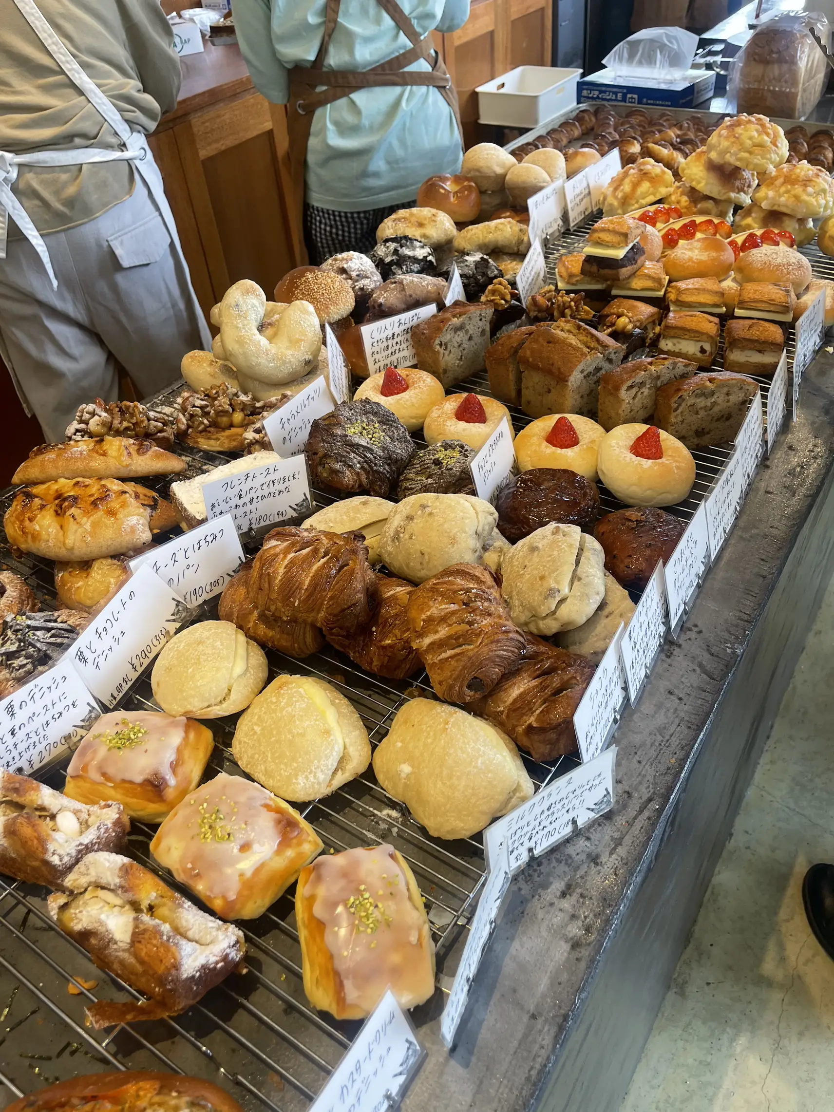 沖縄でかなりの行列ができる有名パン屋🥐週末は早々に売り切れる大人気