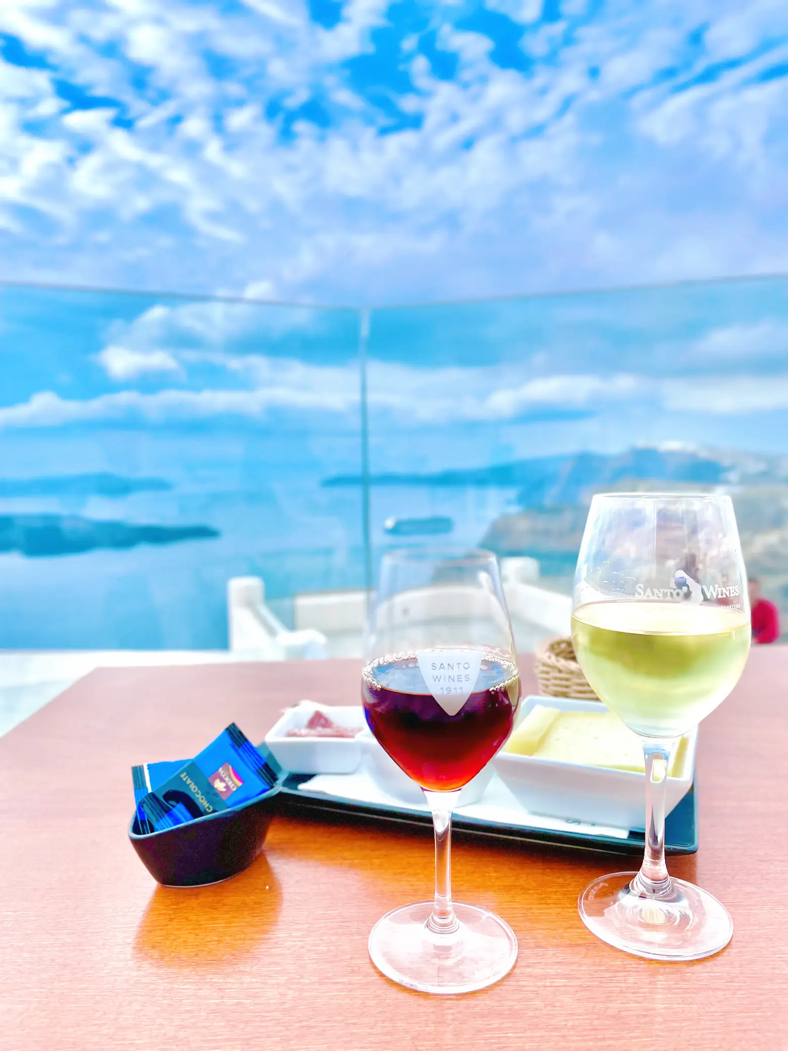 サントリーニ島🇬🇷】ワインの名産地にある絶景ワイナリー🍷 | aynaa｜旅とグルメ👠が投稿したフォトブック | Lemon8