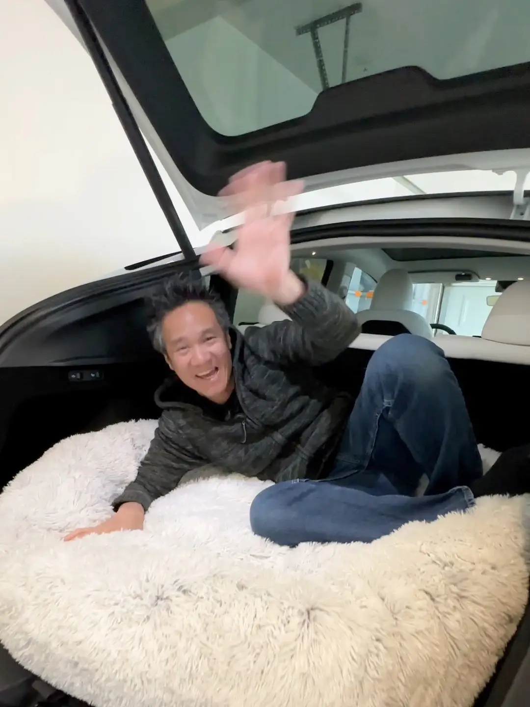 BEST Pet Bed for TESLA Model Y!, Video published by UTECHPIA