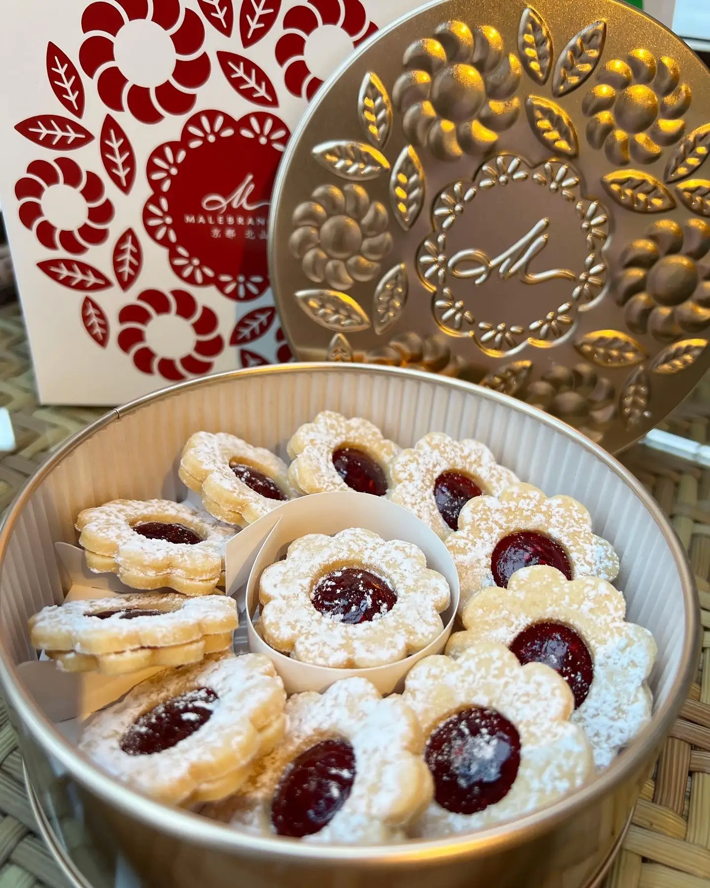 お花の形の可愛いクッキー缶🍪 | 名古屋あやが投稿したフォトブック