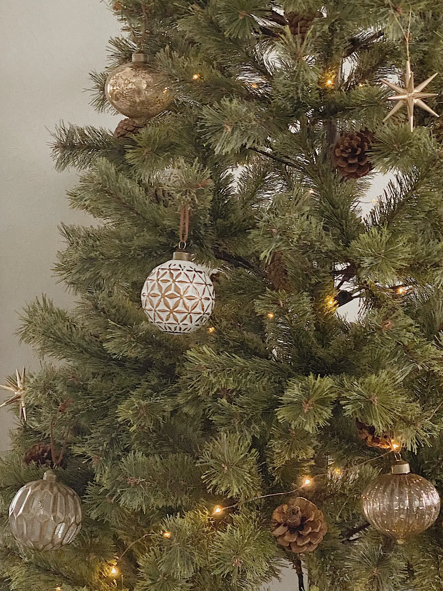 新品)韓国クリスマスツリー、180cm、ボリュームのある樹型が綺麗。