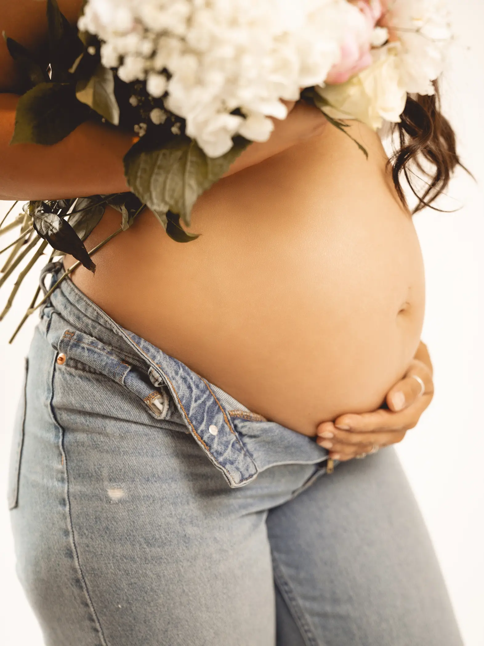Maternity shoot- minimal, casual, floral