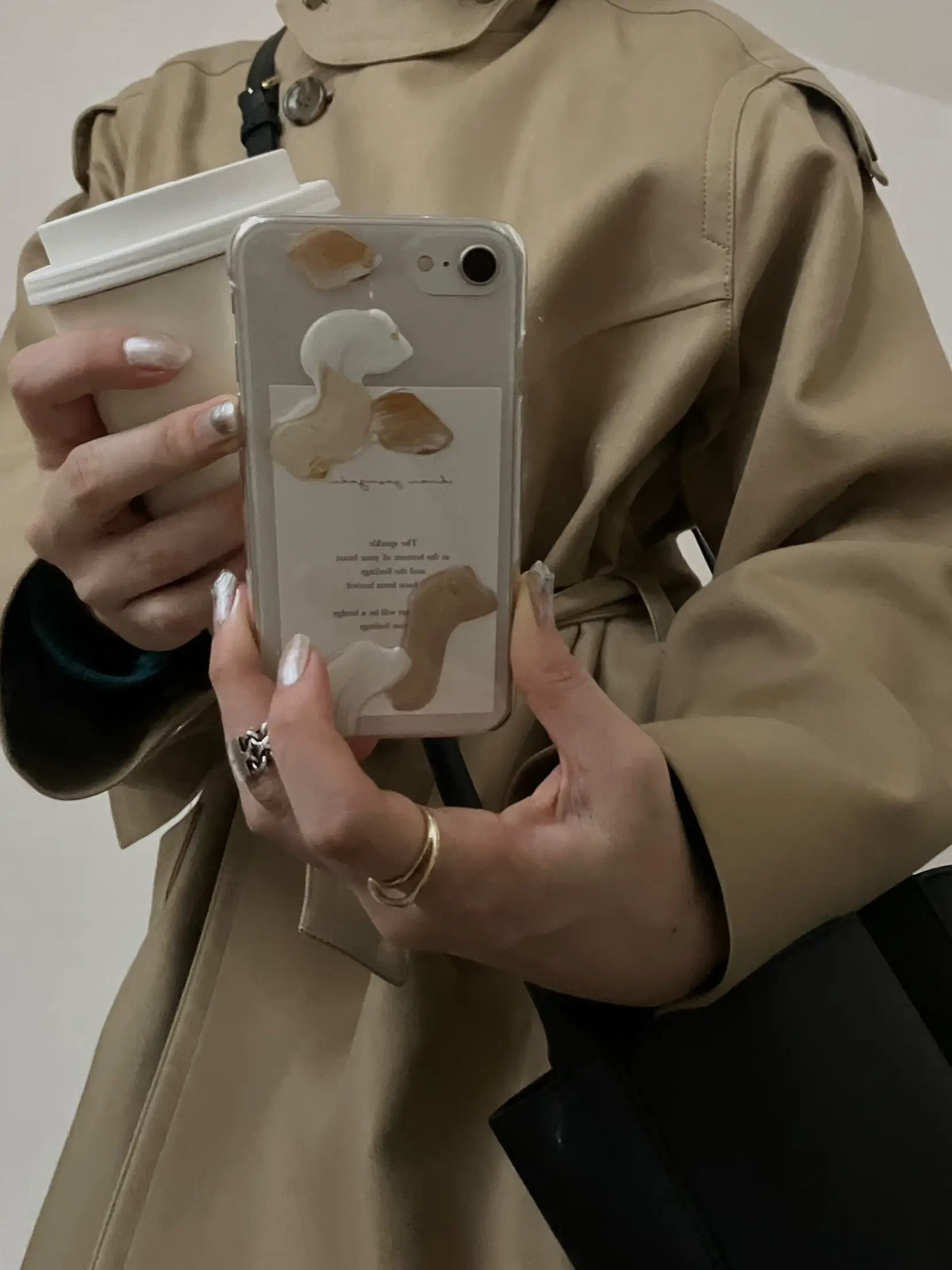 絵の具のiPhoneケース(white & beige)? | Ikumi Yasuzakiが投稿した 