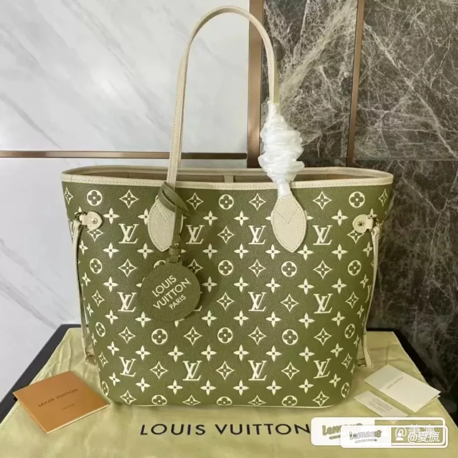 Louis Vuitton グリーン系バッグ | 夏旒が投稿したフォトブック | Lemon8