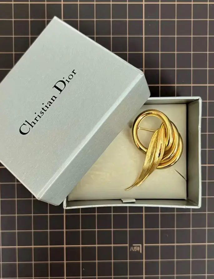 ディオール（Dior）のヴィンテージ中古品、1970年代のCDリボンブローチ 