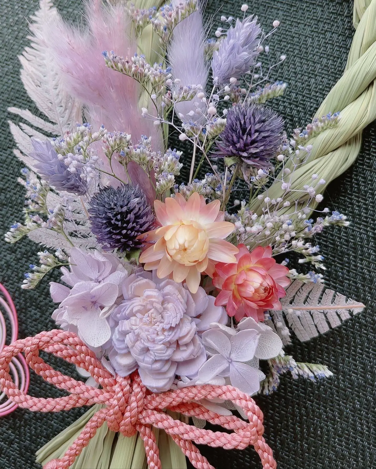 大人かわいい♡白い実とパープルフラワーのチャーム 淡