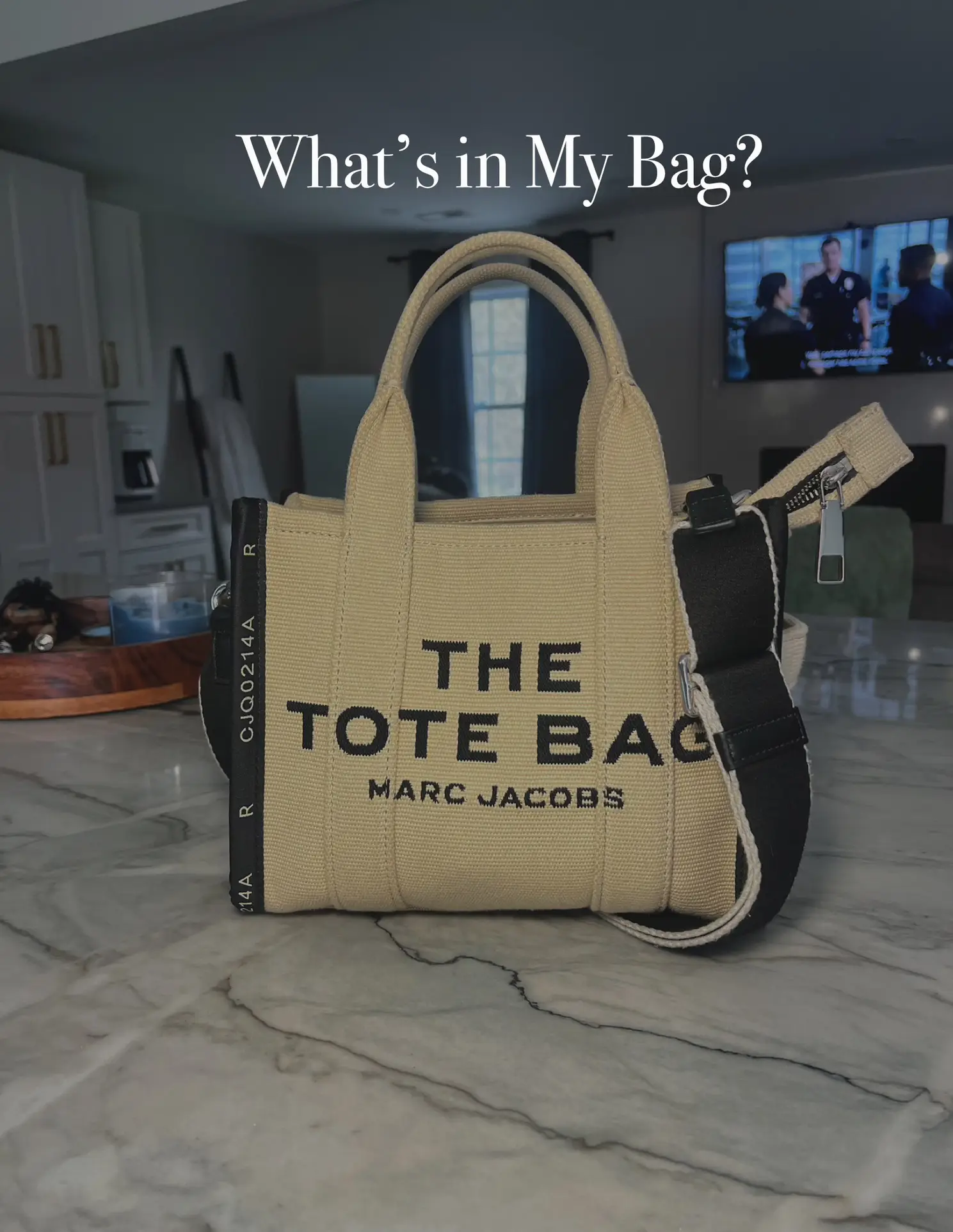 MARC JACOBS TOTE BAG/WHATS IN MY BAG (COVID EDITION) 