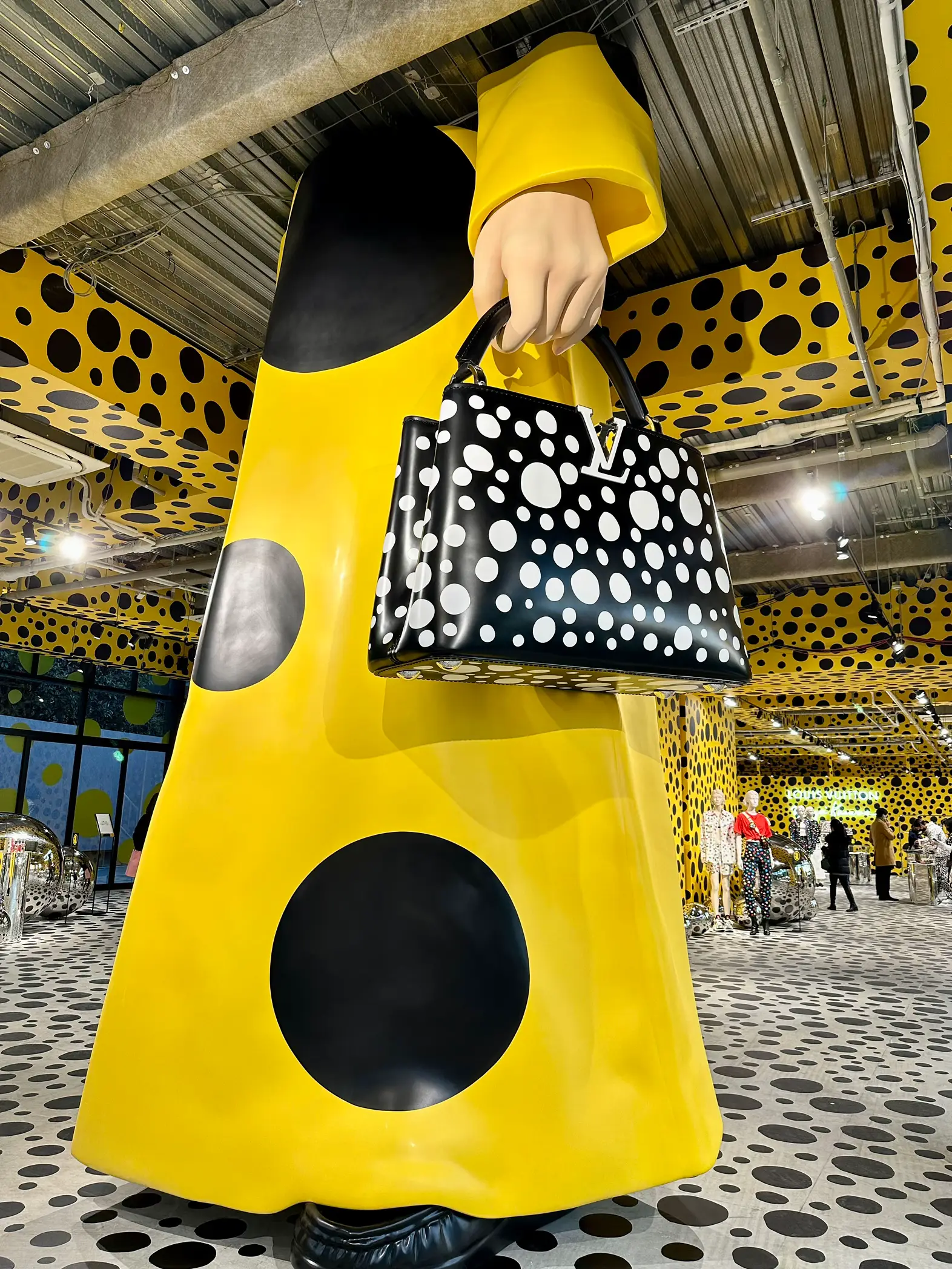 Louis Vuitton and Yayoi Kusama pop-up store in Harajuku - Japan by web