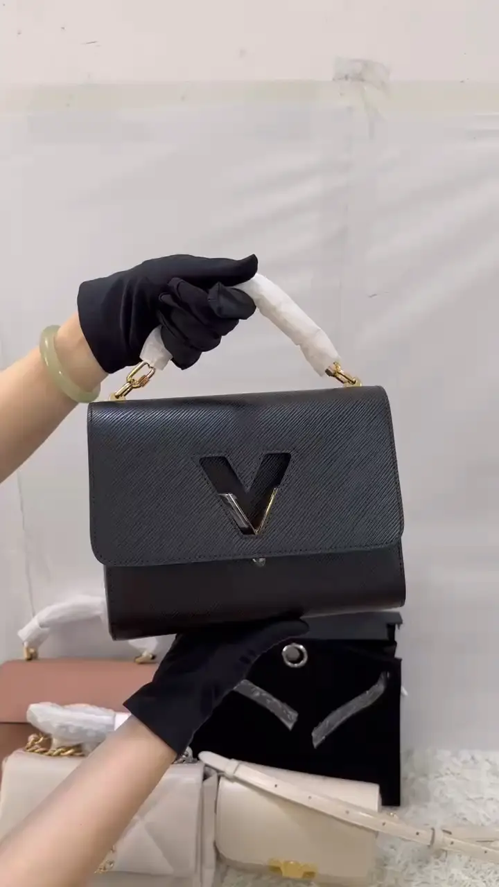 LOUIS VUITTON FELICIE POCHETTE VS FENDI MINI BAGUETTE - REVIEW AND  COMPARISON