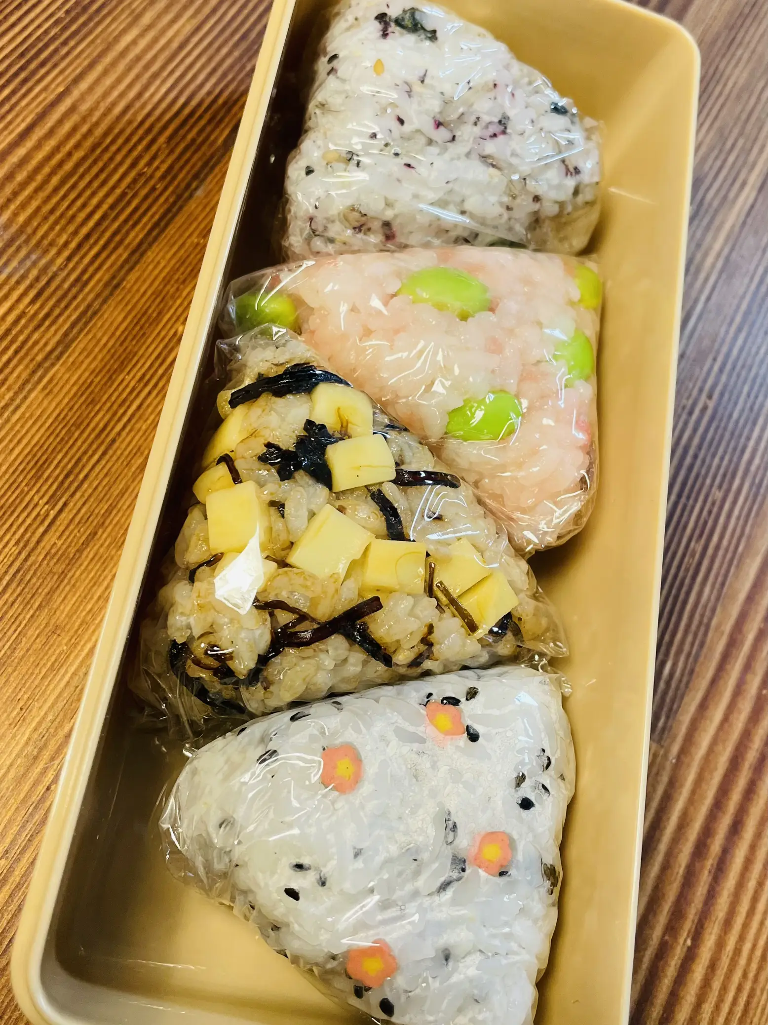 小1娘のお弁当記録🍱今日はおにぎりだけの日🍙 | april in parisが投稿