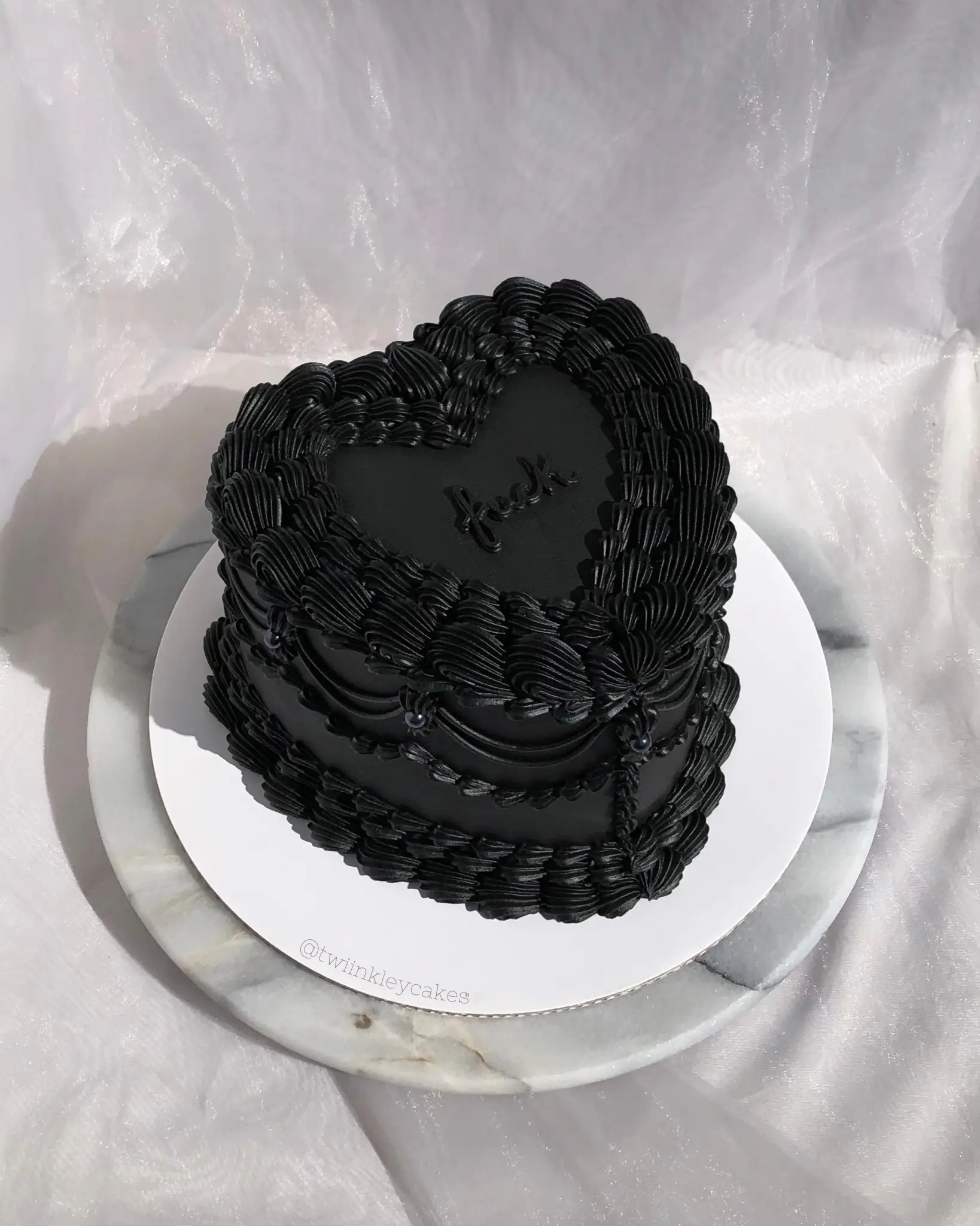 Vintage black heart cake! | Gallery posted by Twiinkleycakes | Lemon8