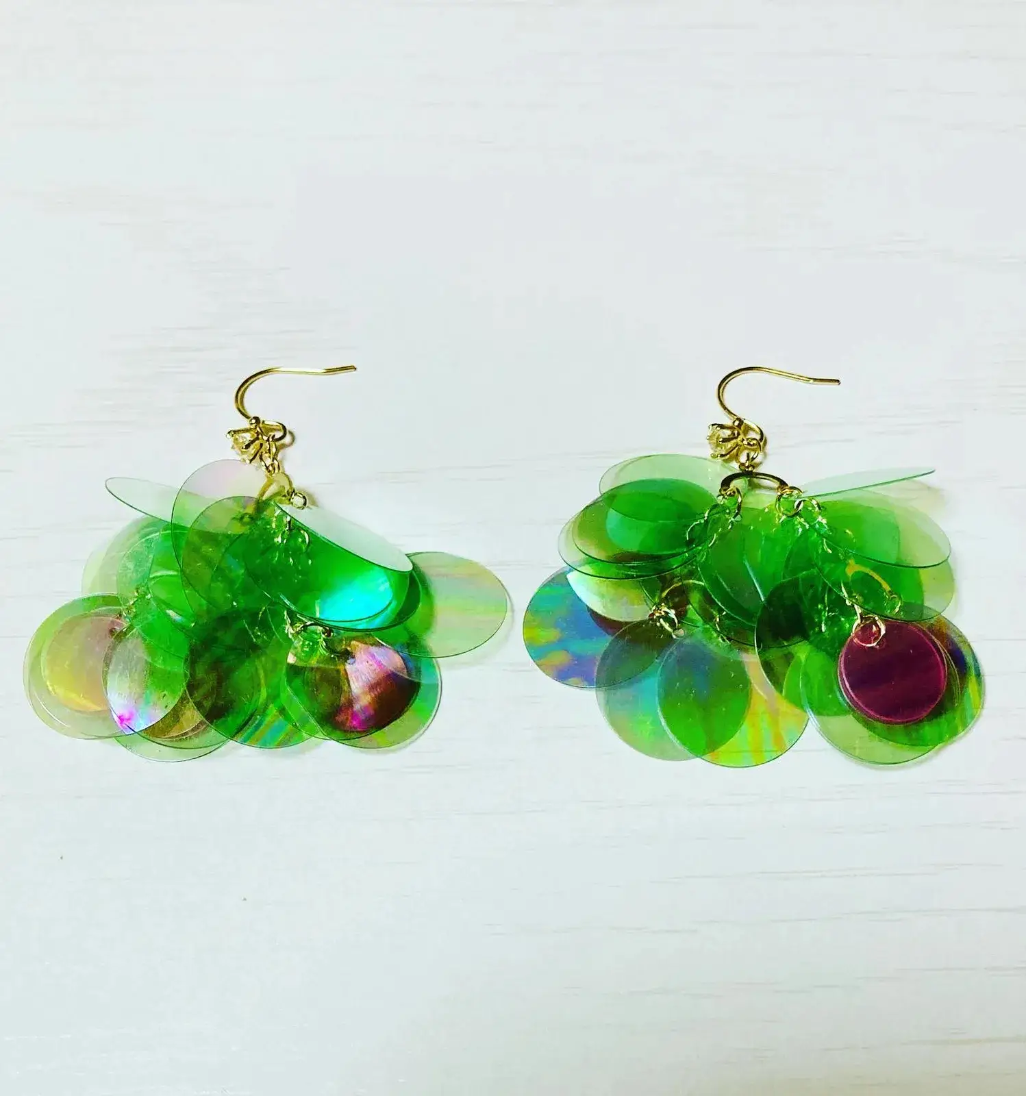 ブラウン×カーキcolor✳︎スパンコール✳︎べっ甲ビーズチャームピアス  