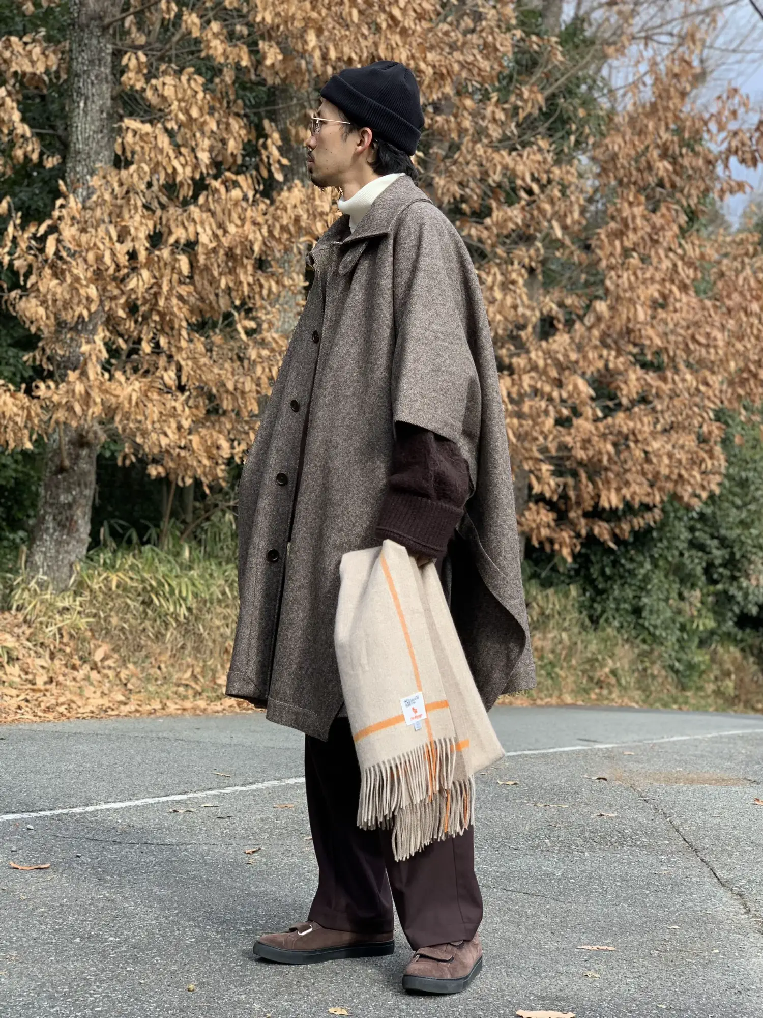 Winter cape coat coordination with brown as the main axis