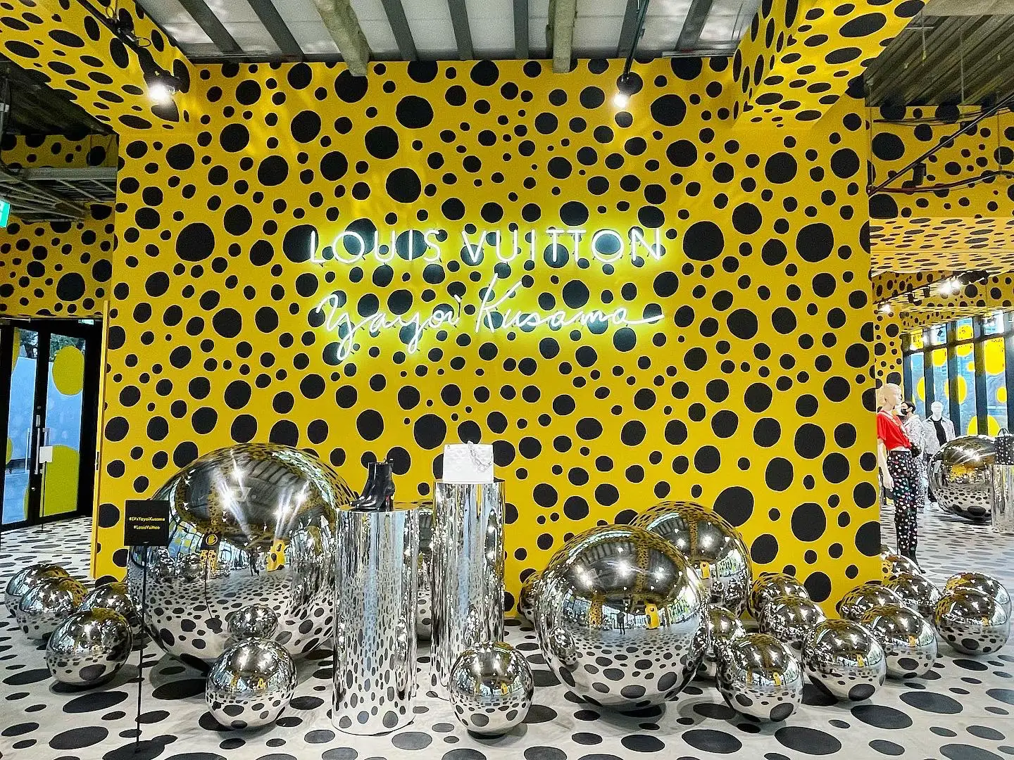 モネさん専用 ルイヴィトン✖️草間彌生さん　バンドー　ペインティッドドット　黒 LOUIS VUITTON ルイヴィトン サングラス メガネ 草間彌生 ドット