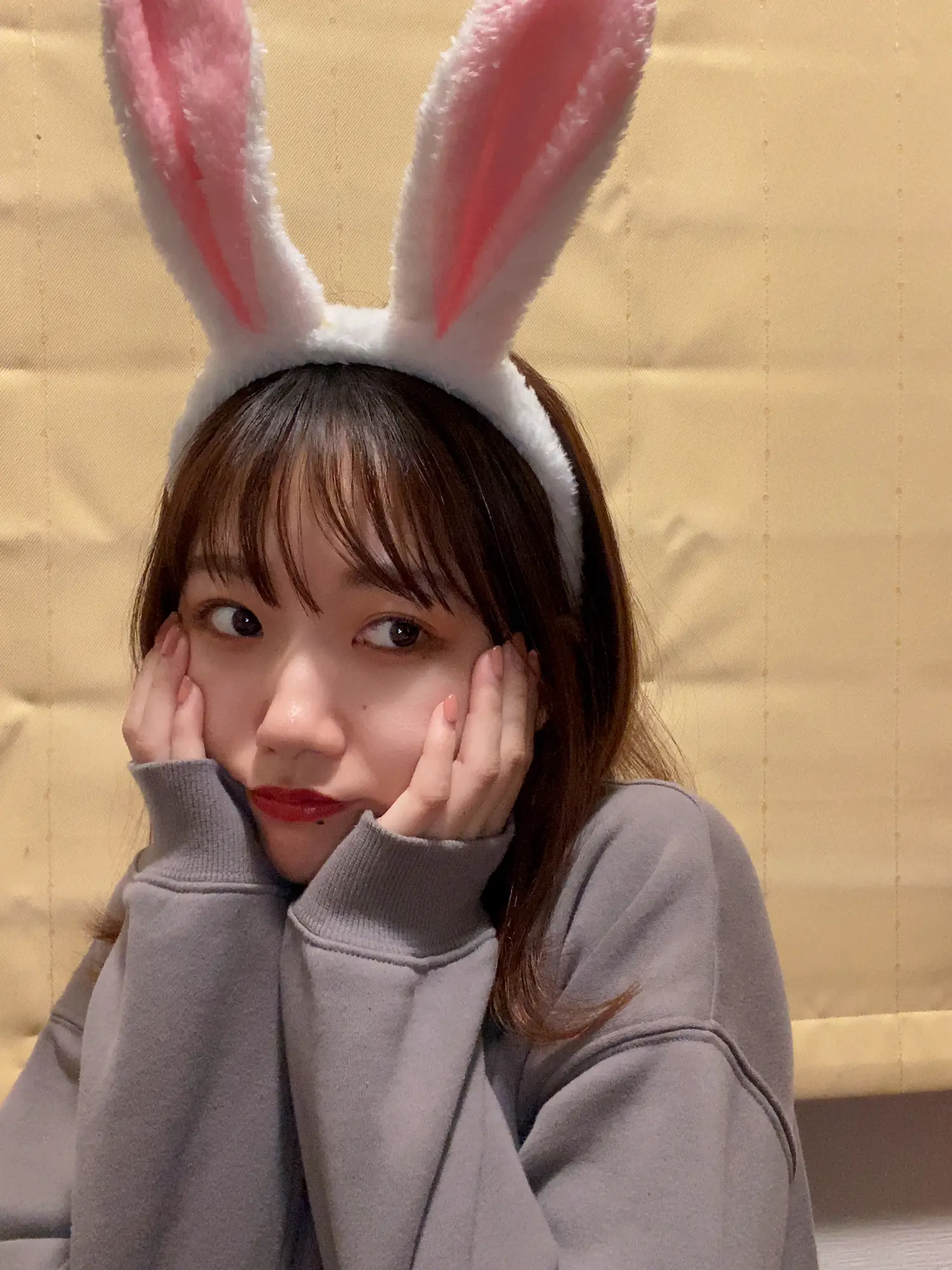 絵画。原画【手の中の紫色のアサガオ、かわいい黒猫とウサギ】