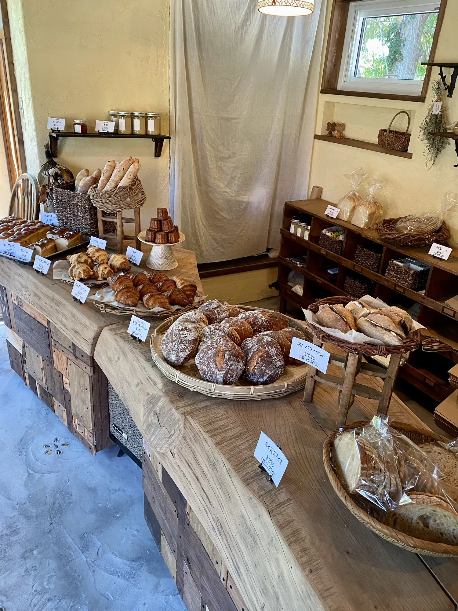 北広島の自然の中にオープンしたパン屋さん🥐 | おにやんグルメが投稿