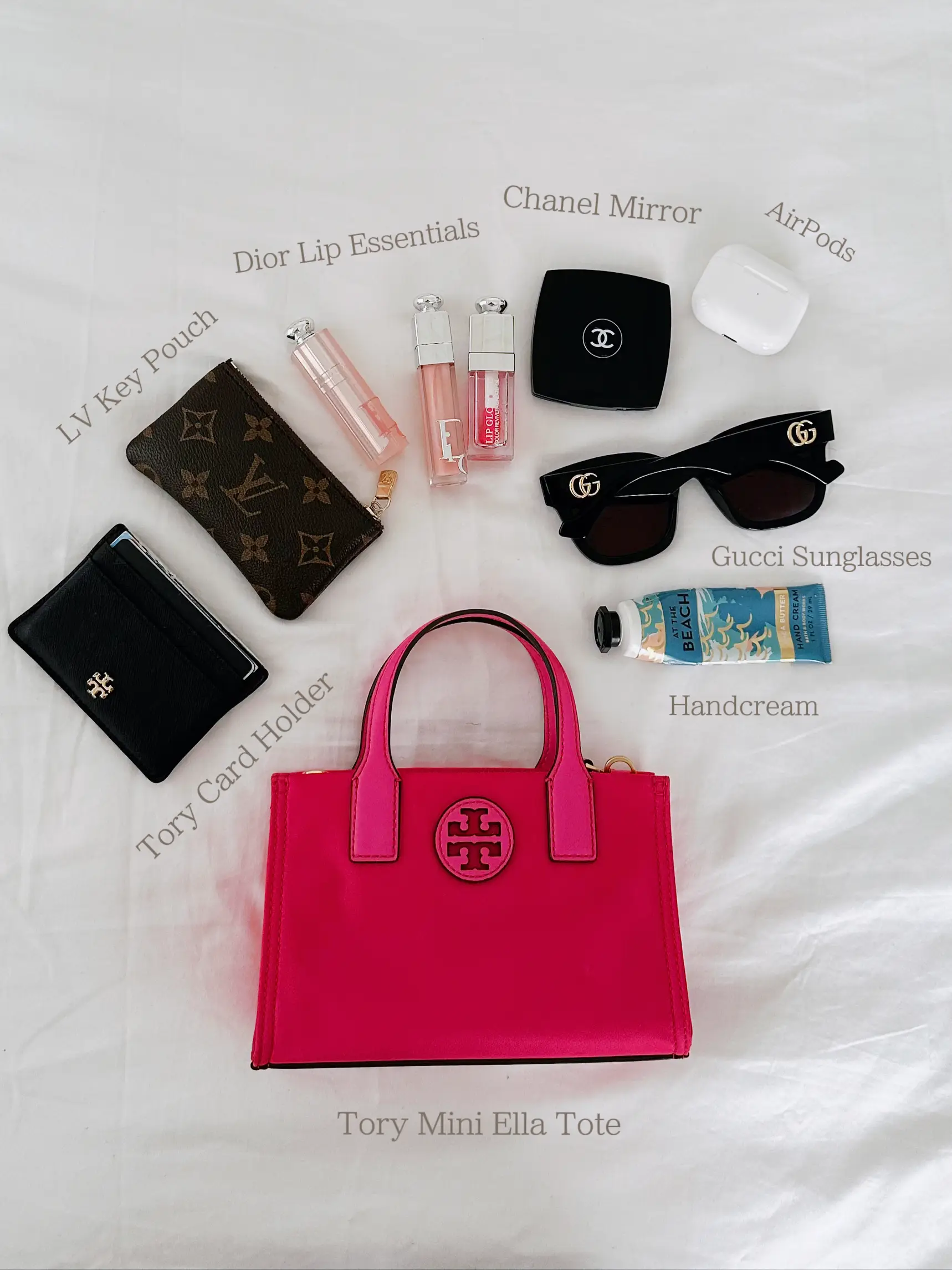 Whats in your tote bag? 👜 #whatsinmybag #whatsinmytotebag