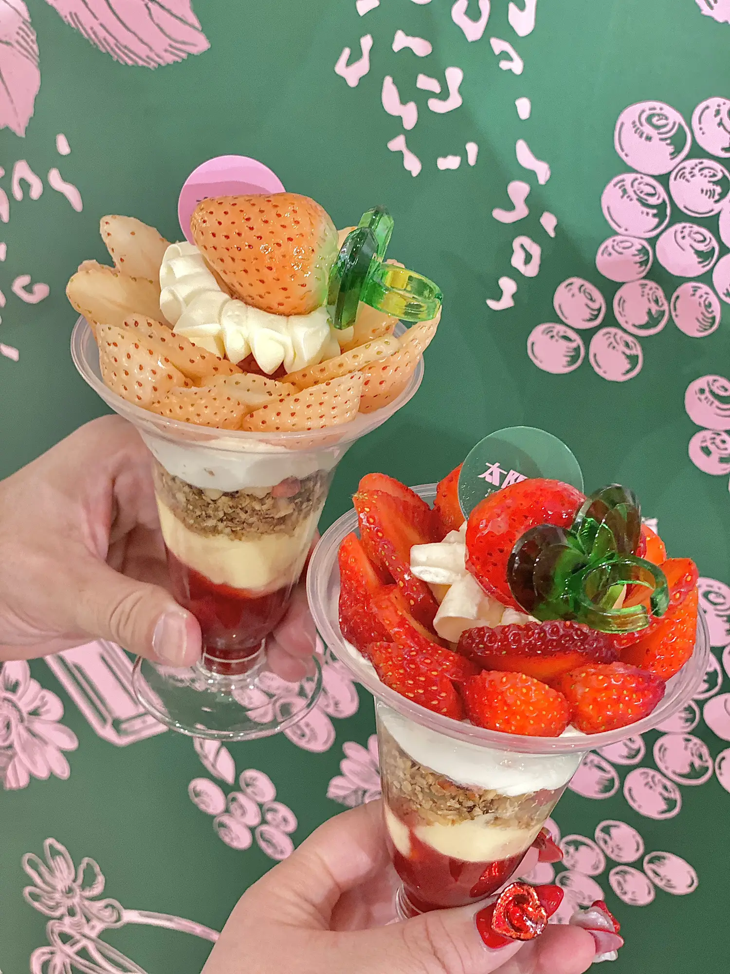 💍いちごのリングがかわいいお花のようなパフェ🍓 | もぐかゆ🍭が投稿