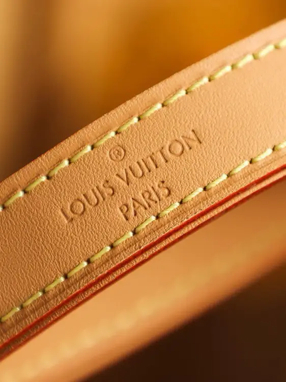 LV Louis Vuitton M81098 LOOP Loop handbag half-moon baguette bag, LOUIS  VUITTON replica bags