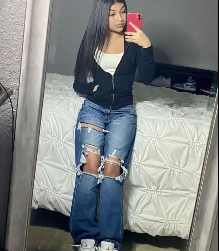 Pin by Jayy on Baddies🥹  Girls jeans outfit, Cute simple outfits