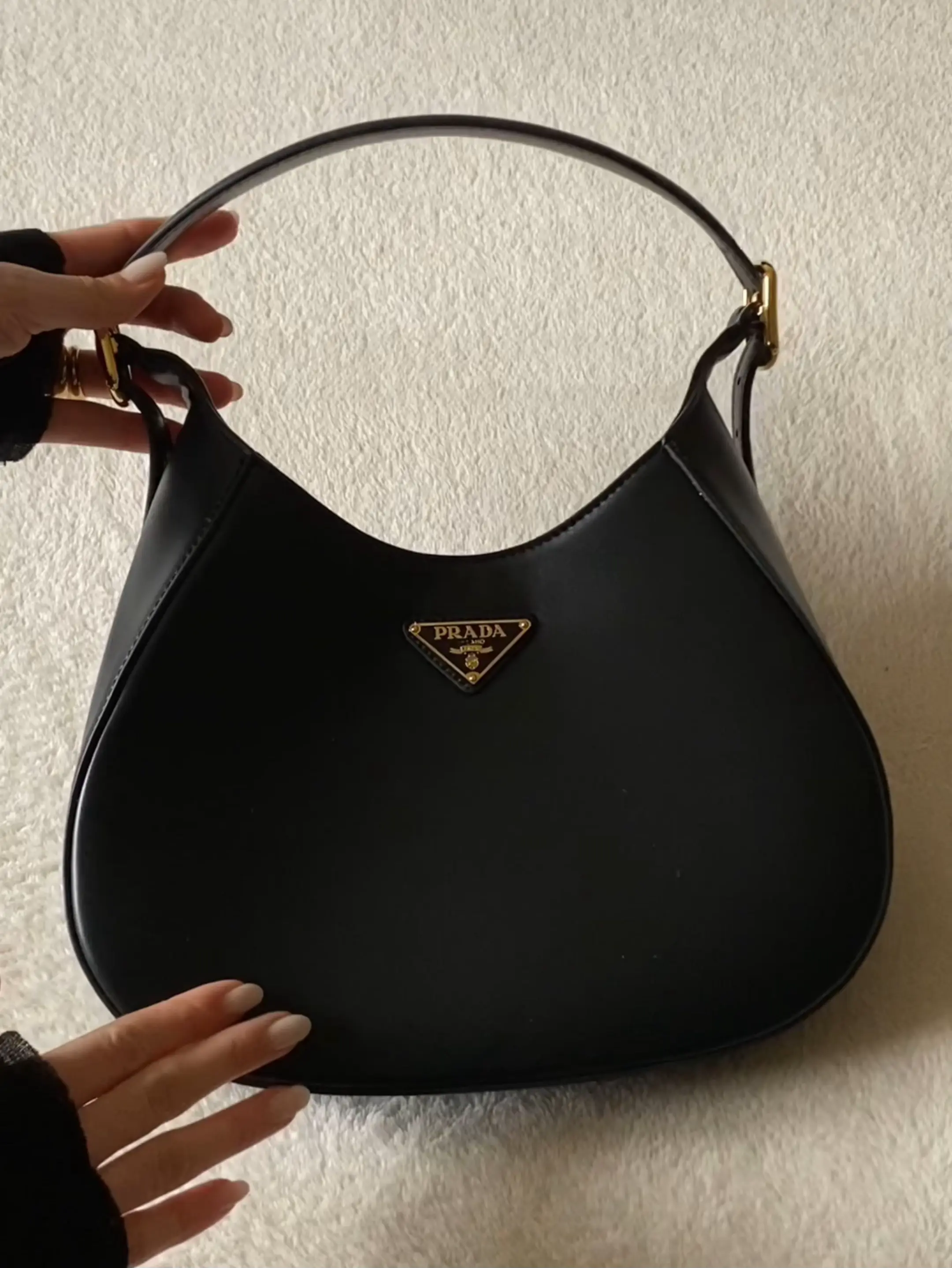 美品 ポレーヌ ショルダーバッグ ウミ レザー ブラック ロゴ刻印 斜めがけ