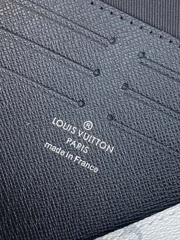 Louis Vuitton Pochette Voyage M82589 White 