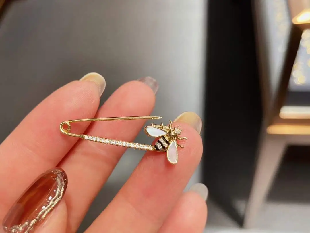 18 金 ダイヤモンドミツバチ🐝ブローチ 金 ブローチ+👼🏻 祈り の 天使  