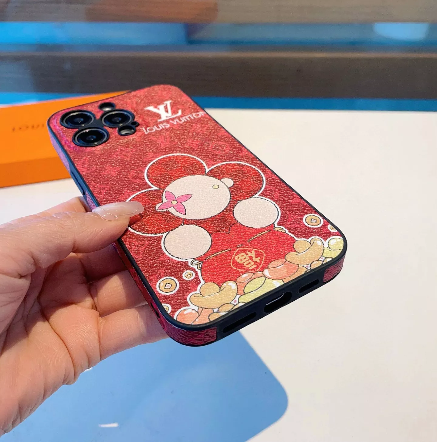 お値下げしました！Louis Vuitton iPhone15プロMAXケース 寝転がる